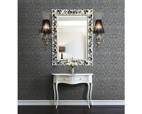 Wanddecoratie met behang met patroon, spiegel met sierlijst, wandlampen en console