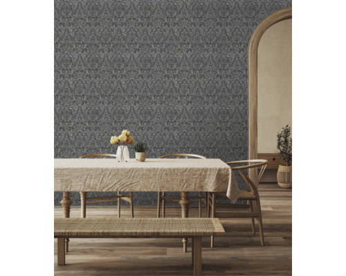 Decoratieve woonkamer met patroonbehang achter eettafel en stoelen.