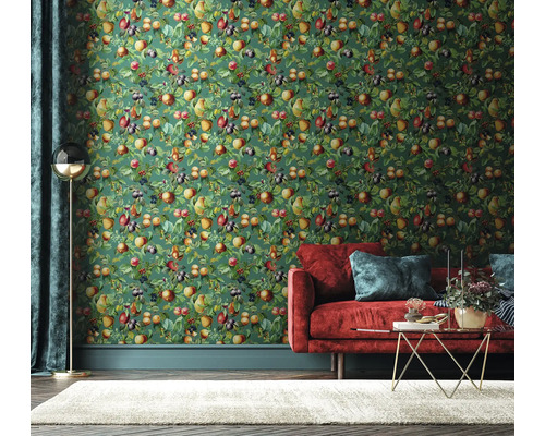 Woonkamer met groen fruitbehang, rode bank en tapijt