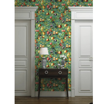 Decoratieve kamer met een groen behang met fruitmotief, geflankeerd door twee witte deuren en een donkerhouten kast.