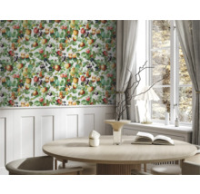 Eetkamer met behang met fruitmotief, eettafel en raam met gordijnen.