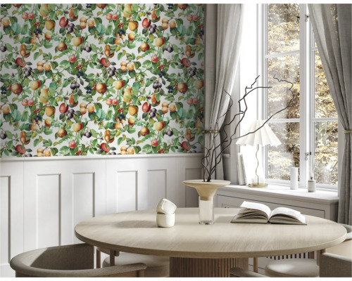 Eetkamer met behang met fruitmotief, eettafel en raam met gordijnen.