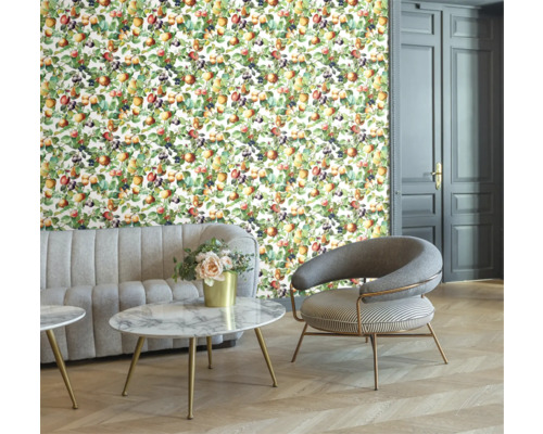 Woonkamer met bloemenbehang, bank, fauteuil en tafel