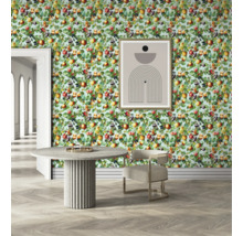 Eetkamer met behang met fruitpatroon, tafel en stoel