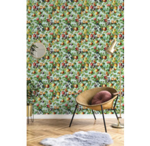 Interieur met fruitboom behang, stoel, vloerlamp en spiegel