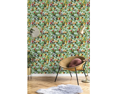 Interieur met fruitboom behang, stoel, vloerlamp en spiegel