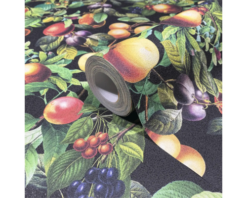 Behangrol met fruitpatroon op een donkere achtergrond