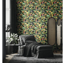 Woonkamer met behang met fruitmotief, fauteuil en kamerscherm