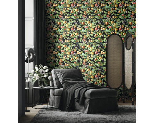 Woonkamer met behang met fruitmotief, fauteuil en kamerscherm