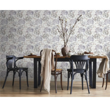 Eetkamer met houten tafel, stoelen en bloemenbehang