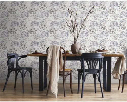 Eetkamer met houten tafel, stoelen en bloemenbehang