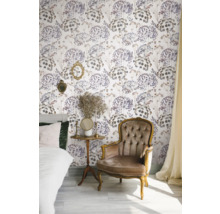 Gedecoreerde kamer met bed, fauteuil, bijzettafel en bloemenbehang