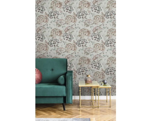 Woonkamer met behang met patroon, bank en bijzettafels