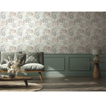 Woonkamer met bank, tafel en muur met bloemenbehang