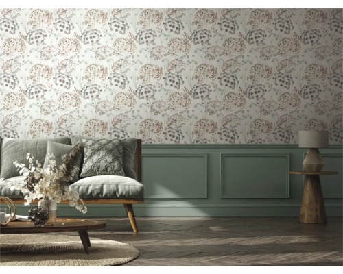 Woonkamer met bank, tafel en muur met bloemenbehang