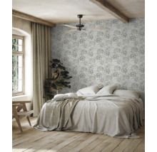 Slaapkamer met tweepersoonsbed, plafondventilator en patroonbehang