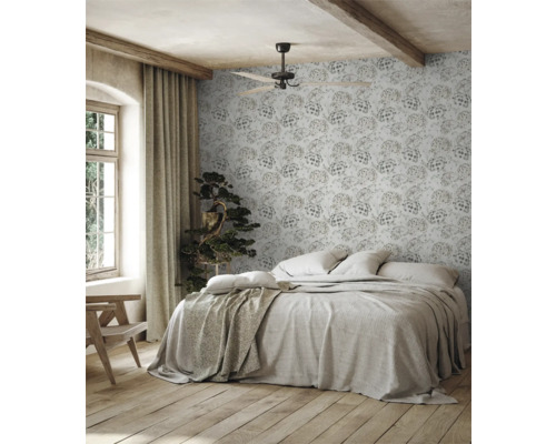 Slaapkamer met tweepersoonsbed, plafondventilator en patroonbehang