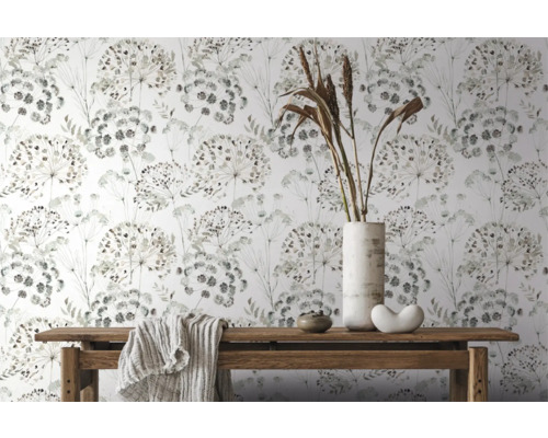 Decoratief behang met bloemmotief op een witte achtergrond, samen met een houten tafel met decoraties en een doek