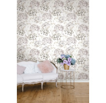 Decoratieve kamer met een behang met bloemmotief achter een bank en een tafel