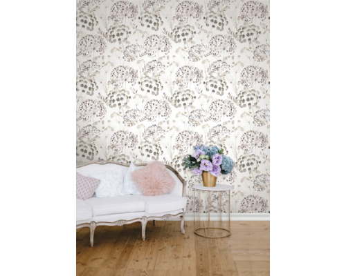 Decoratieve kamer met een behang met bloemmotief achter een bank en een tafel