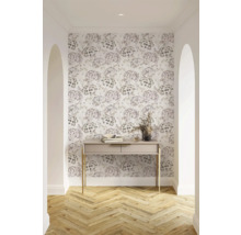 Hal met bloemenbehang, console, boeken en decoratie