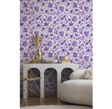 Kamerzicht met behang met bloemmotief in paars en wit, tafel met decoratie en stoel.