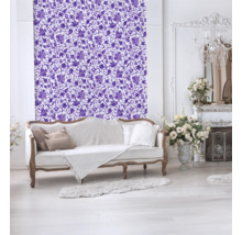 Decoratieve woonkamer met bloemenbehang, bank en open haard.