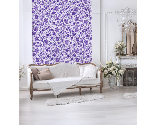 Decoratieve woonkamer met bloemenbehang, bank en open haard.