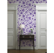 Kameroverzicht met behang met bloemmotief, commode en deurkozijn