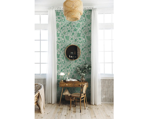 Decoratieve kamer met bloemenbehang, bureau en lamp