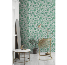 Decoratieve kamer met bloemenbehang, staande lamp en spiegel