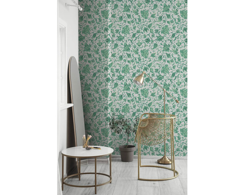 Decoratieve kamer met bloemenbehang, staande lamp en spiegel