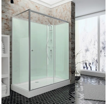 Ruime douchecabine met handdouche en betegelde achtergrond in een lichte badkamer.