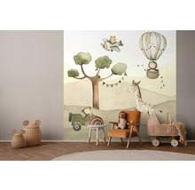 Kinderkamer met behang met dierenthema, fauteuil en speelgoed