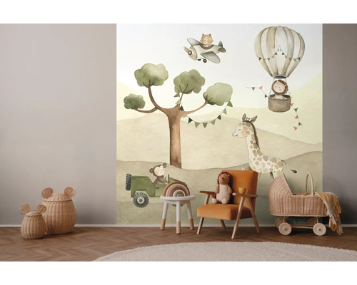 Kinderkamer met behang met dierenthema, fauteuil en speelgoed