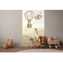 Kinderkamer met behang met dierenmotieven, fauteuil, kinderwagen en decoratie