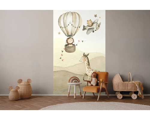 Kinderkamer met behang met dierenmotieven, fauteuil, kinderwagen en decoratie
