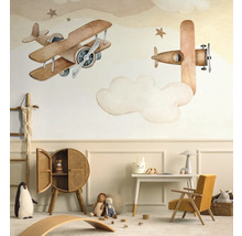 Kinderkamer met vliegtuigbehang, kast, tafel en speelgoed voor een vriendelijke sfeer