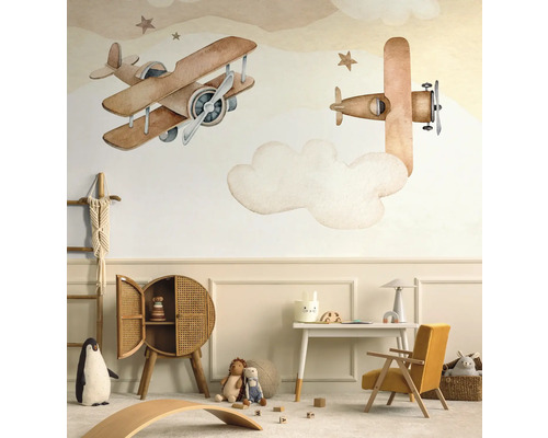 Kinderkamer met vliegtuigbehang, kast, tafel en speelgoed voor een vriendelijke sfeer