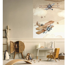 Kinderkamer met vliegtuigbehang, houten kast, tafel en stoel