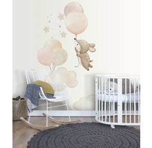 Kinderkamer met muursticker, schommelstoel en babybed