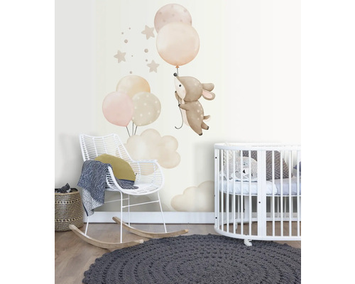 Kinderkamer met muursticker, schommelstoel en babybed