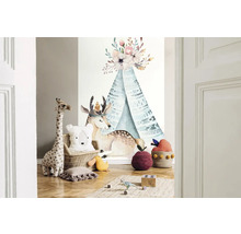 Decoratieve kinderkamer met muursticker, speelgoedgiraffe, berenkussen en tapijt