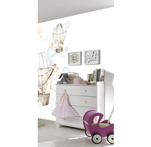 Kinderkamer met behang, commode, speelgoed en decoratie