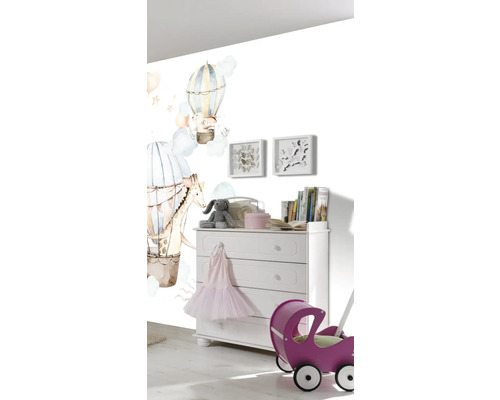Kinderkamer met behang, commode, speelgoed en decoratie