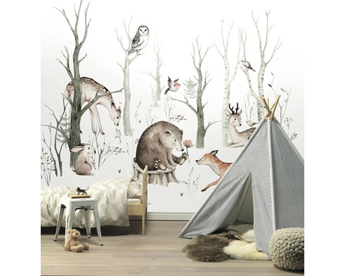 Kinderkamer met behang met bosdiermotief, speeltent en kindermeubels