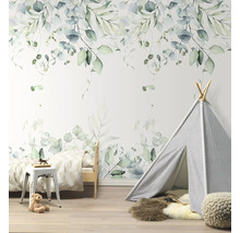 Kinderkamer met behang met bladerenmotief, speeltent, bed en decoraties