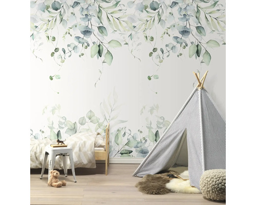 Kinderkamer met behang met bladerenmotief, speeltent, bed en decoraties