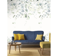 Woonkamer met bank, stoel, tafel en wandbehang met eucalyptusmotieven