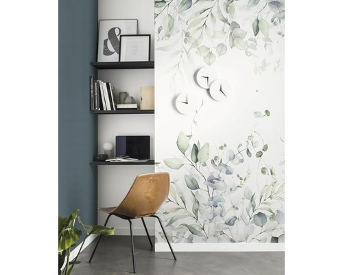 Werkkamer met plank, bureau, stoel, klokken en fotobehang met plantenmotieven